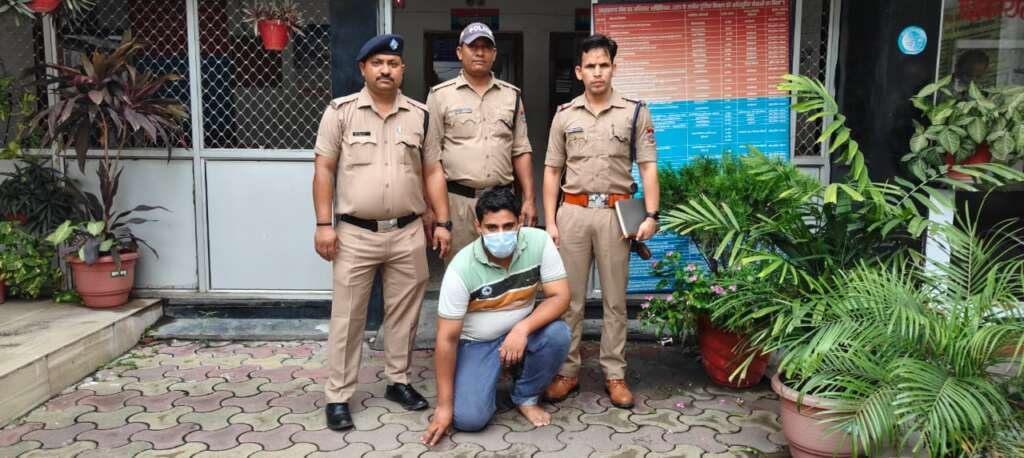 हल्द्वानी के टीपी नगर क्षेत्र स्थित नीलांचल कॉलोनी में महिला और उसकी बेटी से अभद्रता व जान से मारने की धमकी देने के आरोपी को सोशल मीडिया पर वीडियो वायरल होने के बाद पुलिस ने गिरफ्तार कर लिया।