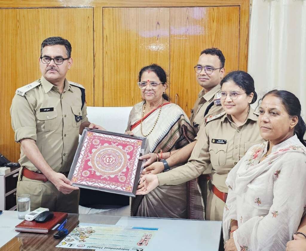 राज्य महिला आयोग अध्यक्ष कुसुम कंडवाल हल्द्वानी जेल का निरीक्षण करती हुईं।