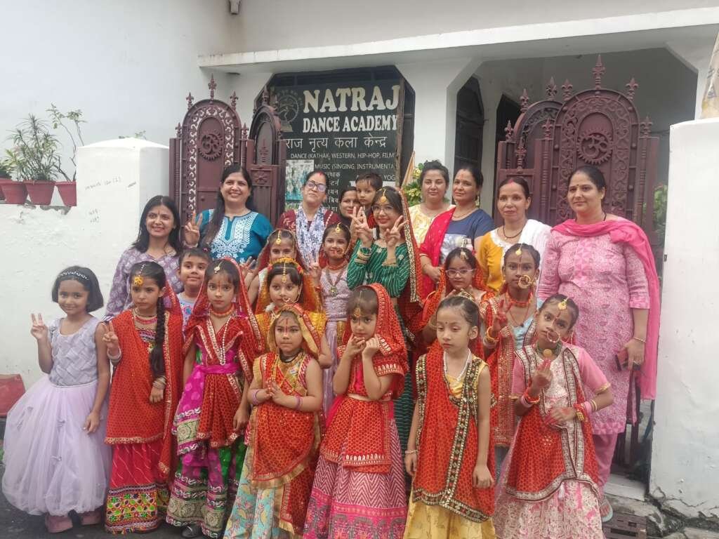 Haldwani News: हरेला पर्व के अवसर पर नटराज डांस एकेडमी में निदेशक वंदना शर्मा, विद्यार्थी और अभिभावक कार्यक्रम के दौरान।