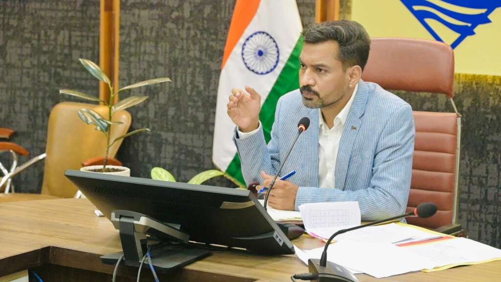 देहरादून में रेयर डिजीज से पीड़ित बच्चों के उपचार की समीक्षा बैठक की अध्यक्षता करते जिलाधिकारी डॉ. आशीष चौहान।