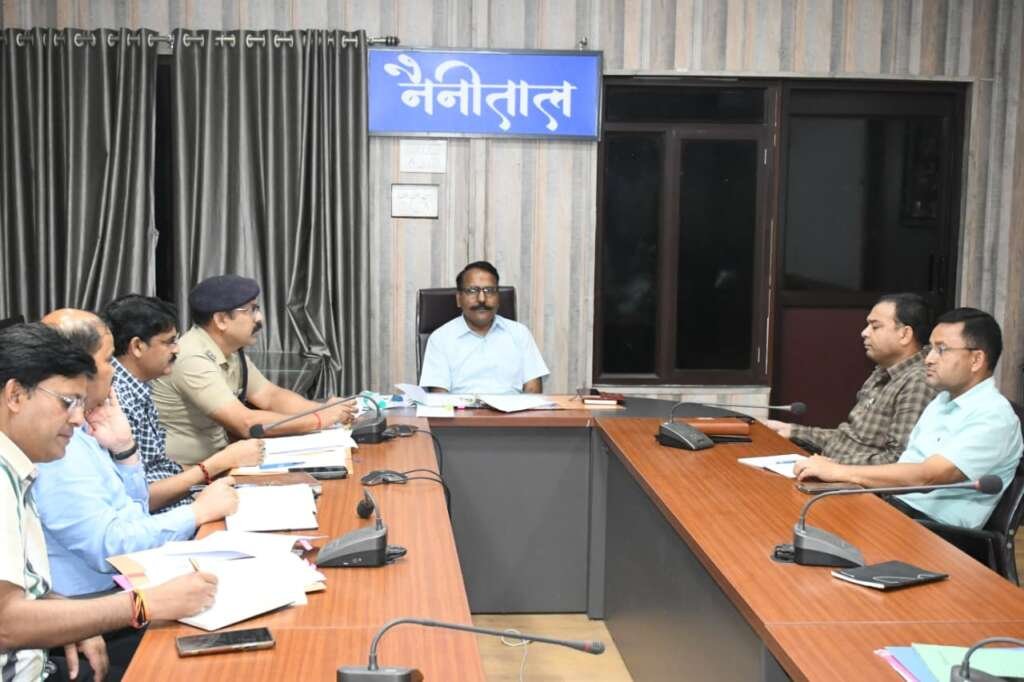 हल्द्वानी में जिला सड़क सुरक्षा समिति की बैठक की अध्यक्षता करते जिलाधिकारी ललित मोहन रयाल।