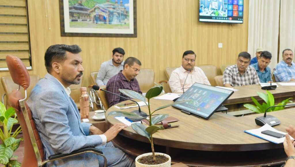 मानसून, डेंगू नियंत्रण और आपदा प्रबंधन को लेकर समीक्षा बैठक करते जिलाधिकारी डॉ. आशीष चौहान।