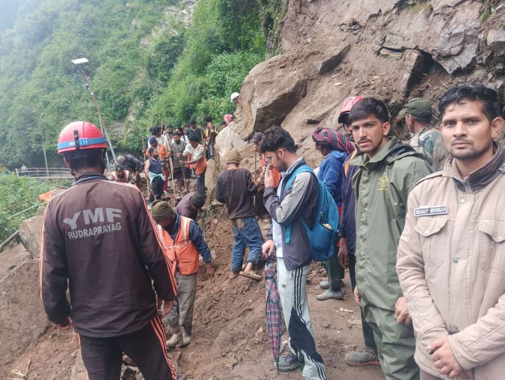 केदारनाथ पैदल यात्रा मार्ग पर श्रद्धालुओं की सुरक्षा में तैनात SDRF और NDRF की टीमें।