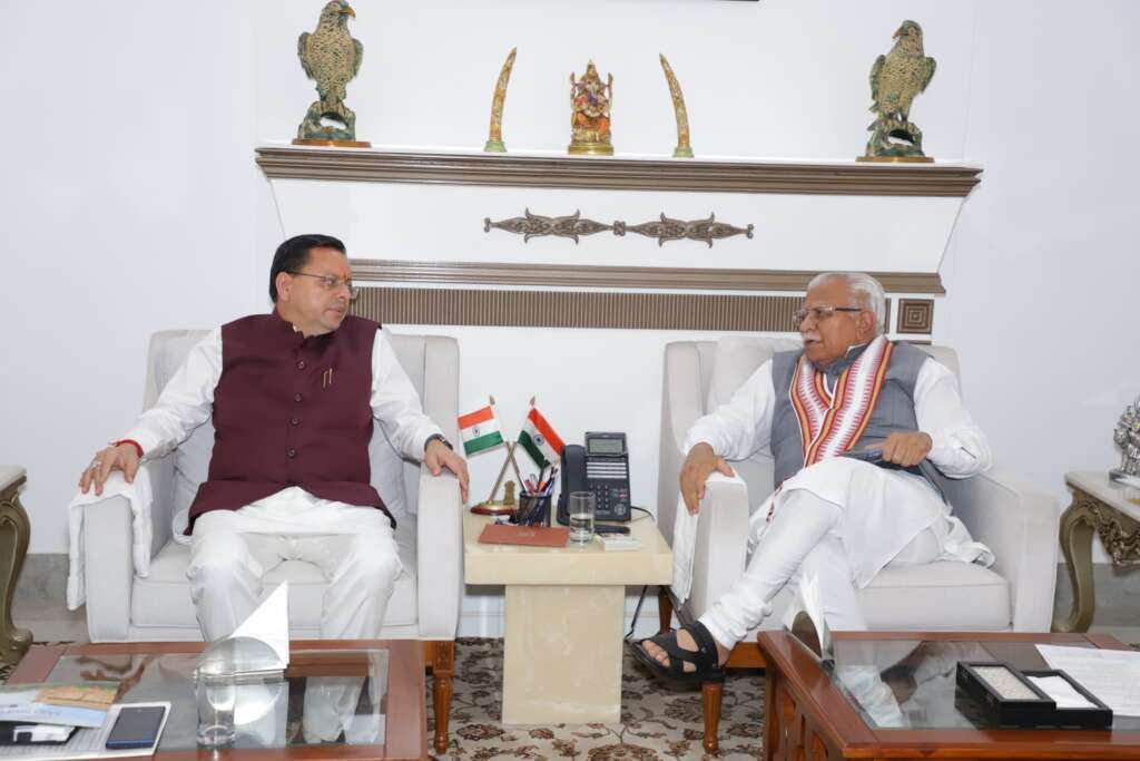 नई दिल्ली में केंद्रीय विद्युत मंत्री मनोहर लाल खट्टर से ऊर्जा परियोजनाओं और अतिरिक्त बिजली आपूर्ति को लेकर चर्चा करते मुख्यमंत्री पुष्कर सिंह धामी।