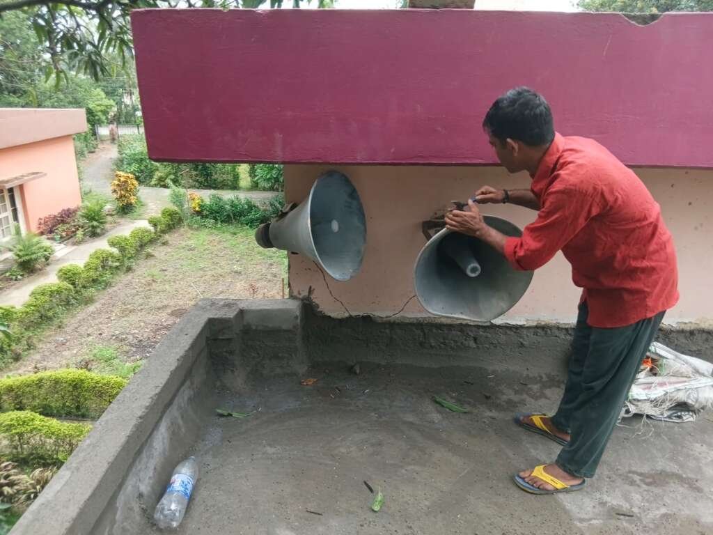 ध्वनि प्रदूषण अभियान के तहत धार्मिक स्थल से लाउडस्पीकर उतरवाती नैनीताल पुलिस
