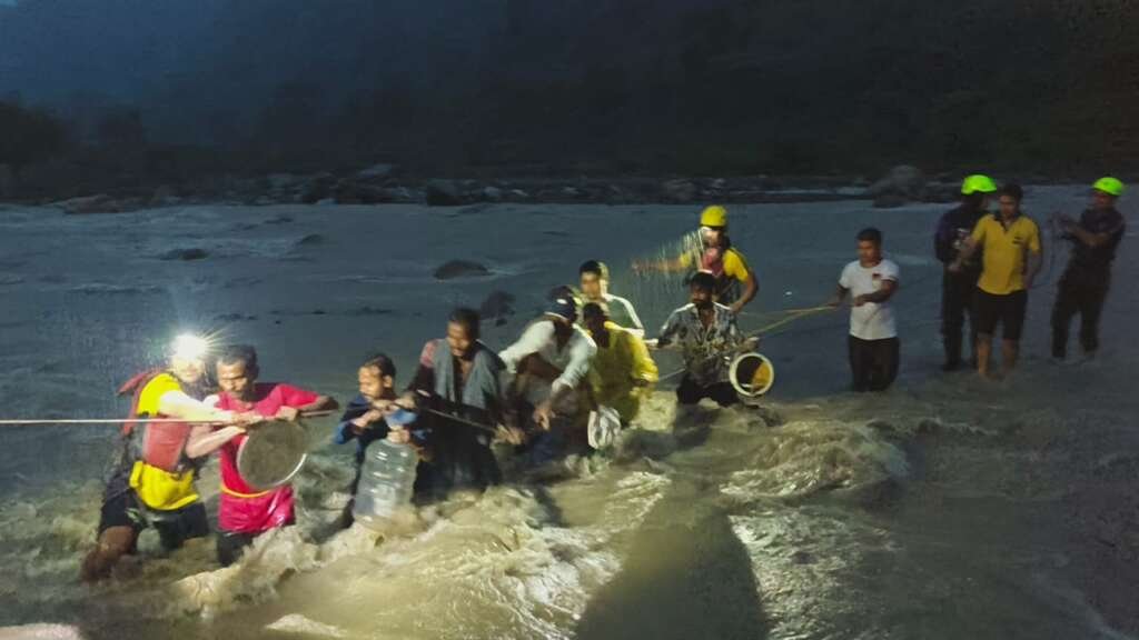 देहरादून के संतला देवी मंदिर के पास उफनती नदी में टापू पर फंसे 7 लोगों का SDRF द्वारा रेस्क्यू अभियान।