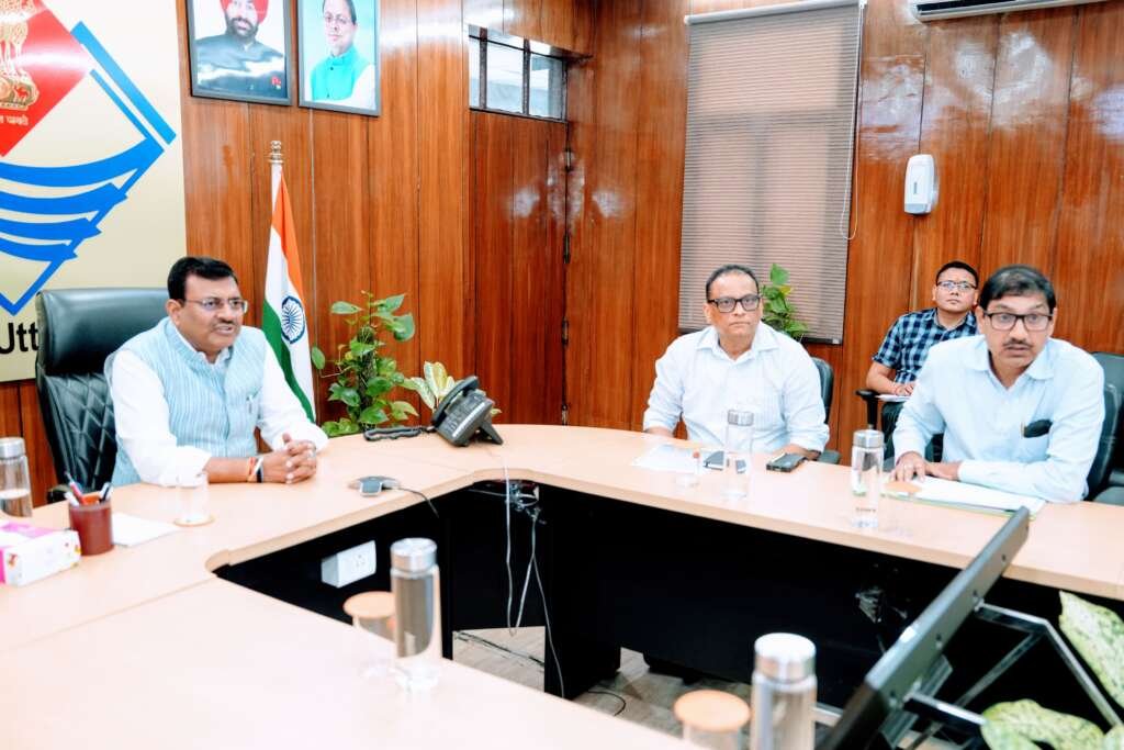 देहरादून सचिवालय में ग्रोथ सेंटर्स की प्रगति की समीक्षा बैठक करते मुख्य सचिव आनन्द बर्द्धन।