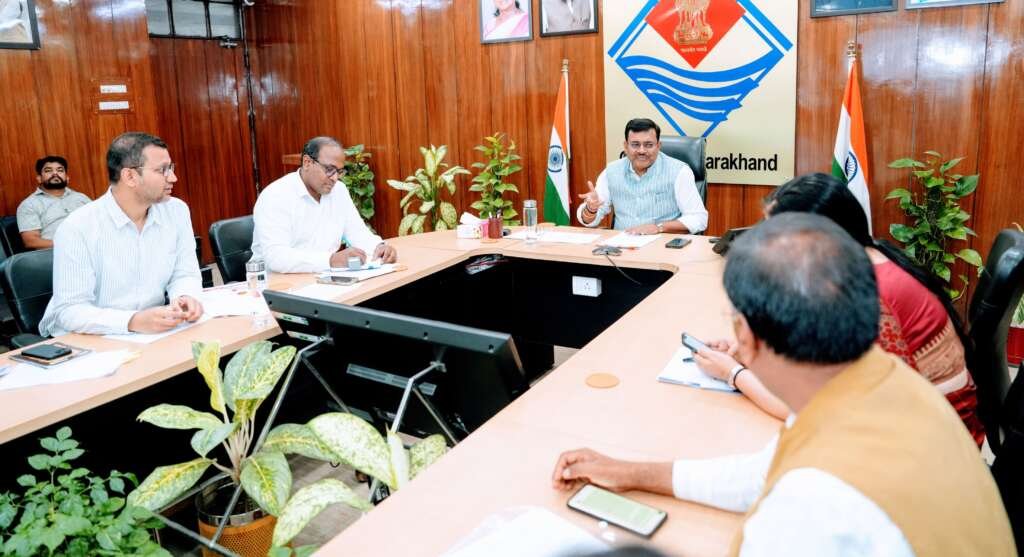देहरादून सचिवालय में उच्च शिक्षा विभाग की समीक्षा बैठक की अध्यक्षता करते मुख्य सचिव आनंद बर्द्धन।