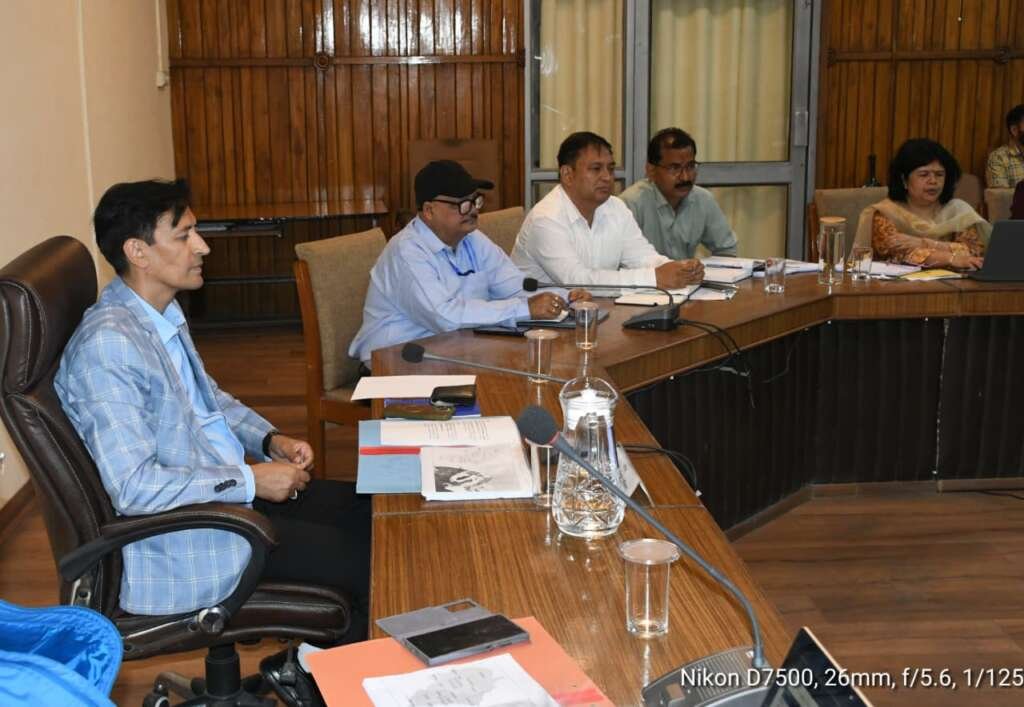 कुमाऊँ आयुक्त दीपक रावत स्वास्थ्य विभाग की मंडलीय समीक्षा बैठक में अधिकारियों को निर्देश देते हुए