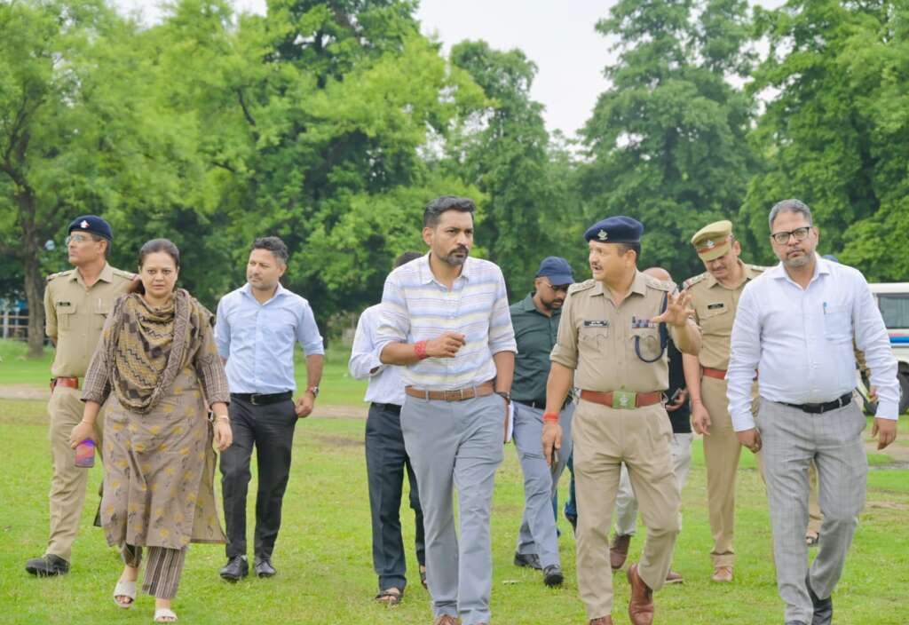 Kanwar Mela 2026 की तैयारियों का ऋषिकेश में निरीक्षण करते जिलाधिकारी डॉ. आशीष चौहान
