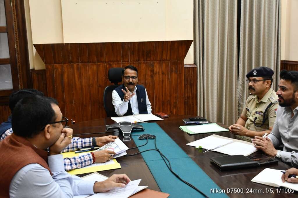 नैनीताल में 1 अगस्त से लागू होने वाले नो हॉर्न जोन की तैयारियों की समीक्षा बैठक करते जिलाधिकारी ललित मोहन रयाल।