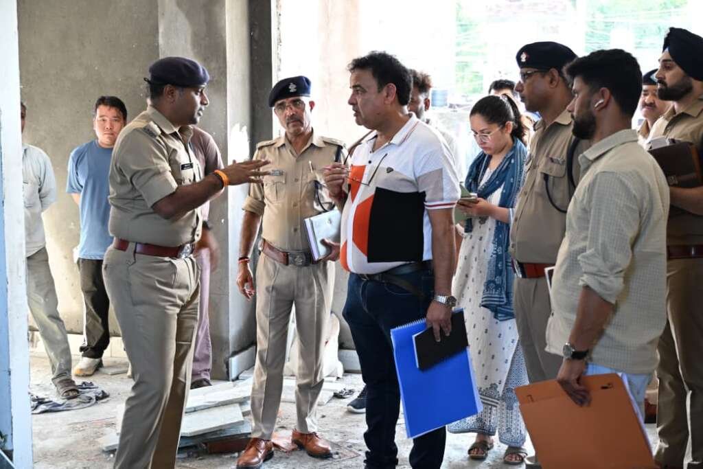 नवनिर्मित बनभूलपुरा थाना भवन का निरीक्षण करते एसएसपी डॉ. मंजूनाथ टीसी।