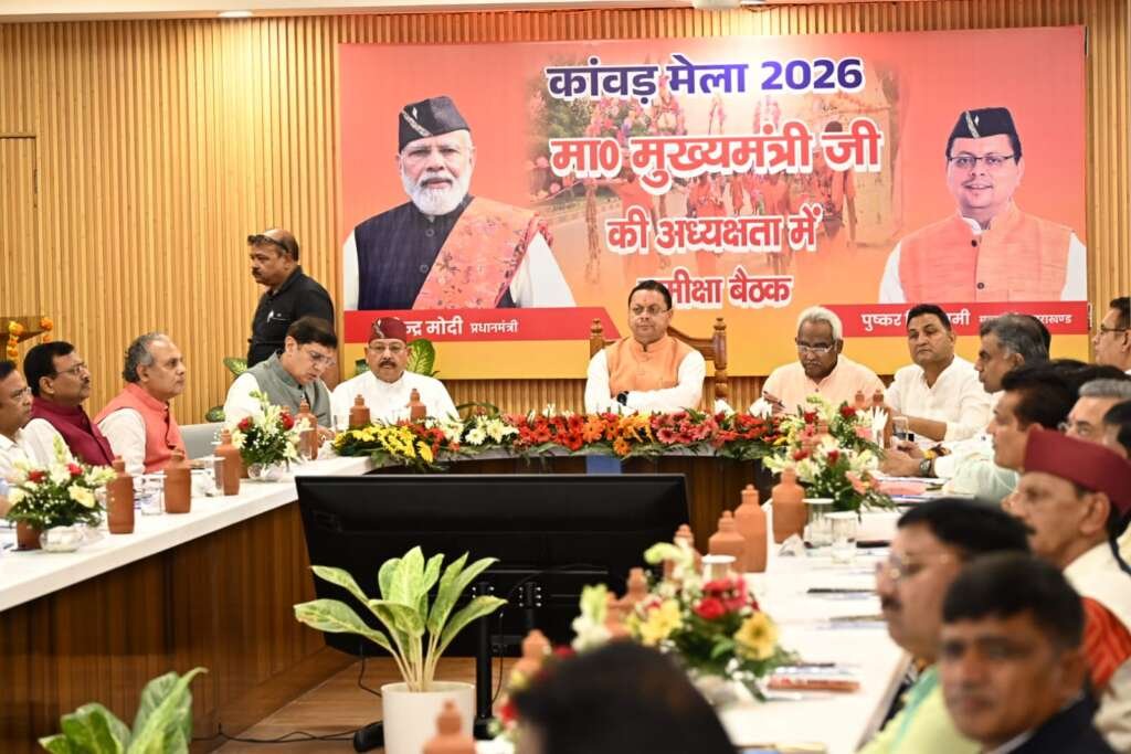 हरिद्वार में कांवड़ यात्रा 2026 की तैयारियों की समीक्षा बैठक करते मुख्यमंत्री पुष्कर सिंह धामी।