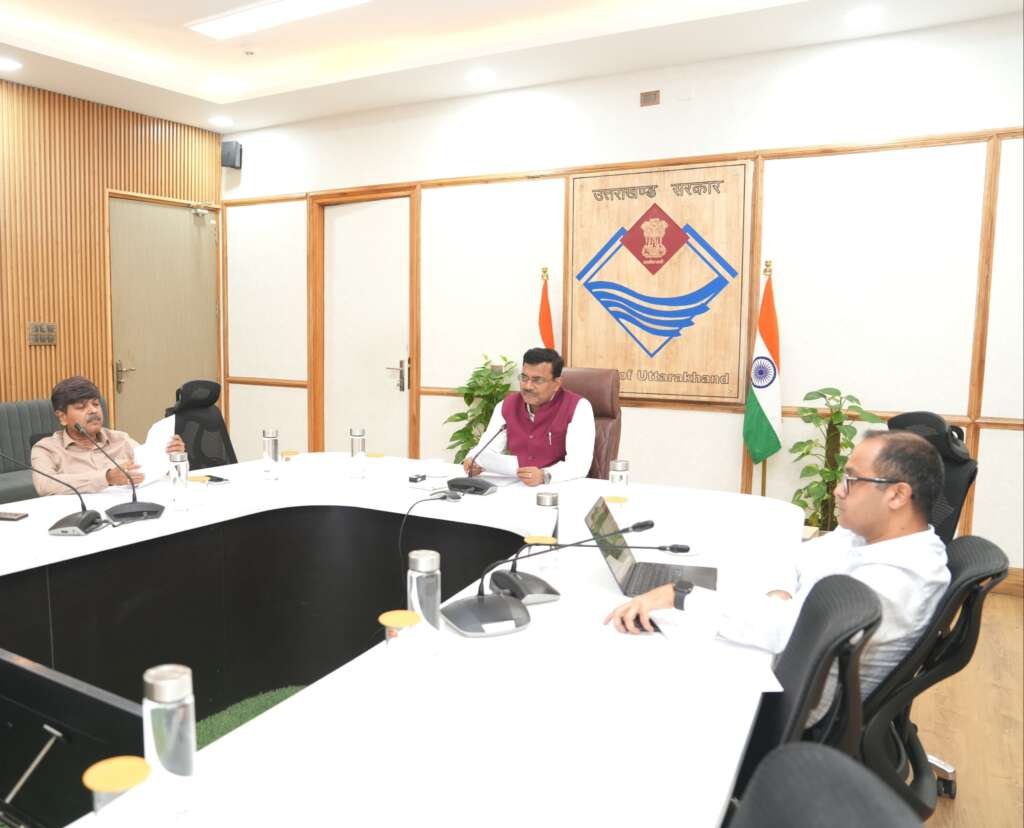 देहरादून में शिक्षा विभाग की समीक्षा बैठक की अध्यक्षता करते मुख्य सचिव आनंद बर्द्धन।