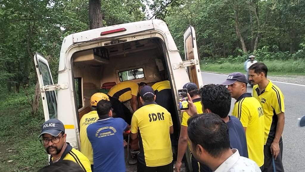 ऋषिकेश में सेल्फी प्वाइंट से गहरी खाई में गिरे युवक का रेस्क्यू कर अस्पताल ले जाती SDRF टीम।