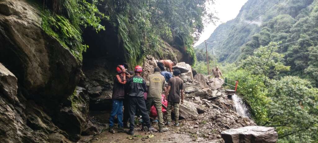 केदारनाथ पैदल मार्ग पर मलबा हटाने में जुटी प्रशासन और राहत एजेंसियों की टीम।