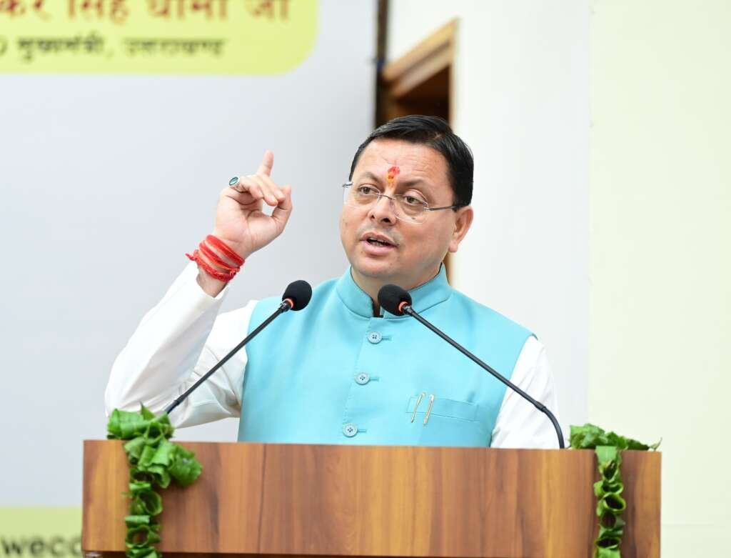 मुख्यमंत्री पुष्कर सिंह धामी देहरादून में मुख्यमंत्री एकल महिला स्वरोजगार योजना के दूसरे चरण का शुभारंभ करते हुए।