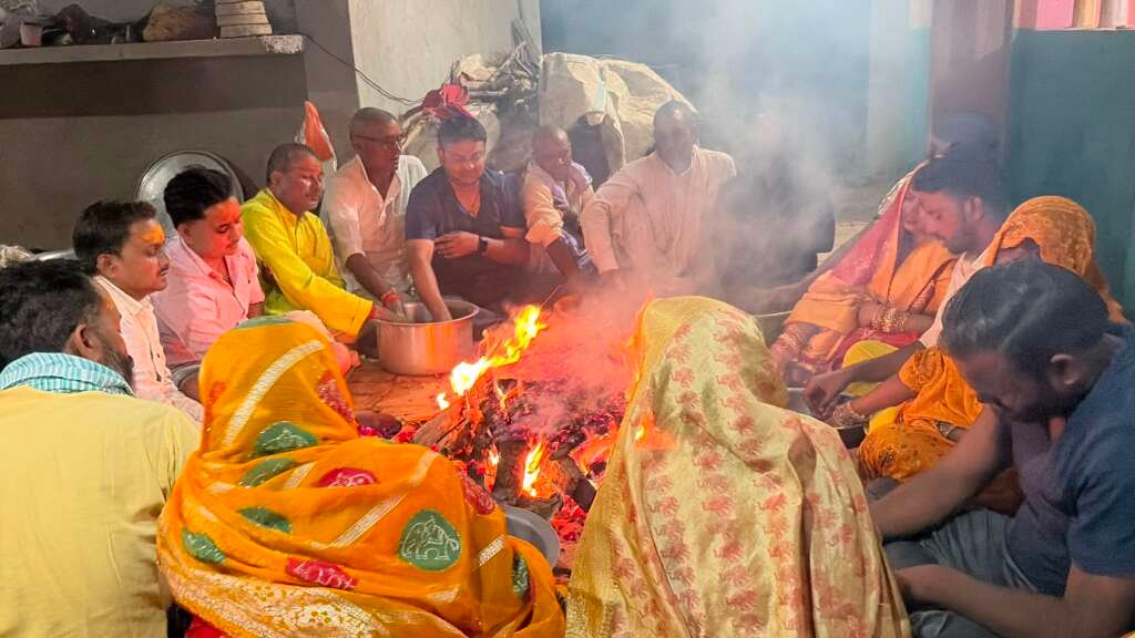 श्रावस्ती के समय माता मंदिर में गुरु जी की साधना पूर्ण होने पर आयोजित मां बगलामुखी महायज्ञ में हवन करते श्रद्धालु।