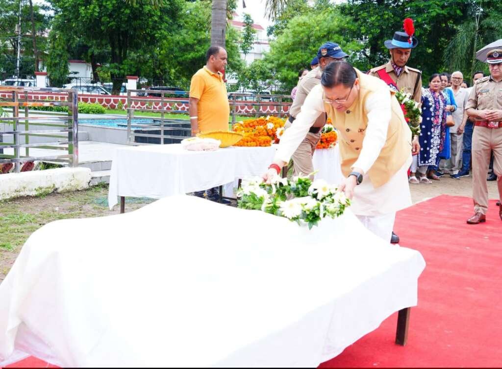 पुलिस लाइन देहरादून में एलआईयू निरीक्षक मनोज मनराल को श्रद्धांजलि अर्पित करते मुख्यमंत्री पुष्कर सिंह धामी।