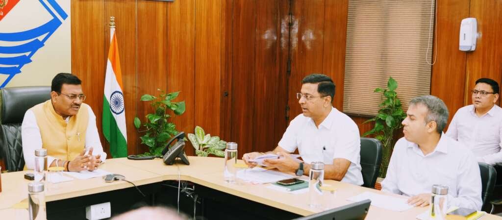 देहरादून में सड़क दुर्घटनाओं के लिए एकीकृत आपातकालीन प्रतिक्रिया प्रणाली की समीक्षा बैठक करते मुख्य सचिव आनंद बर्द्धन।