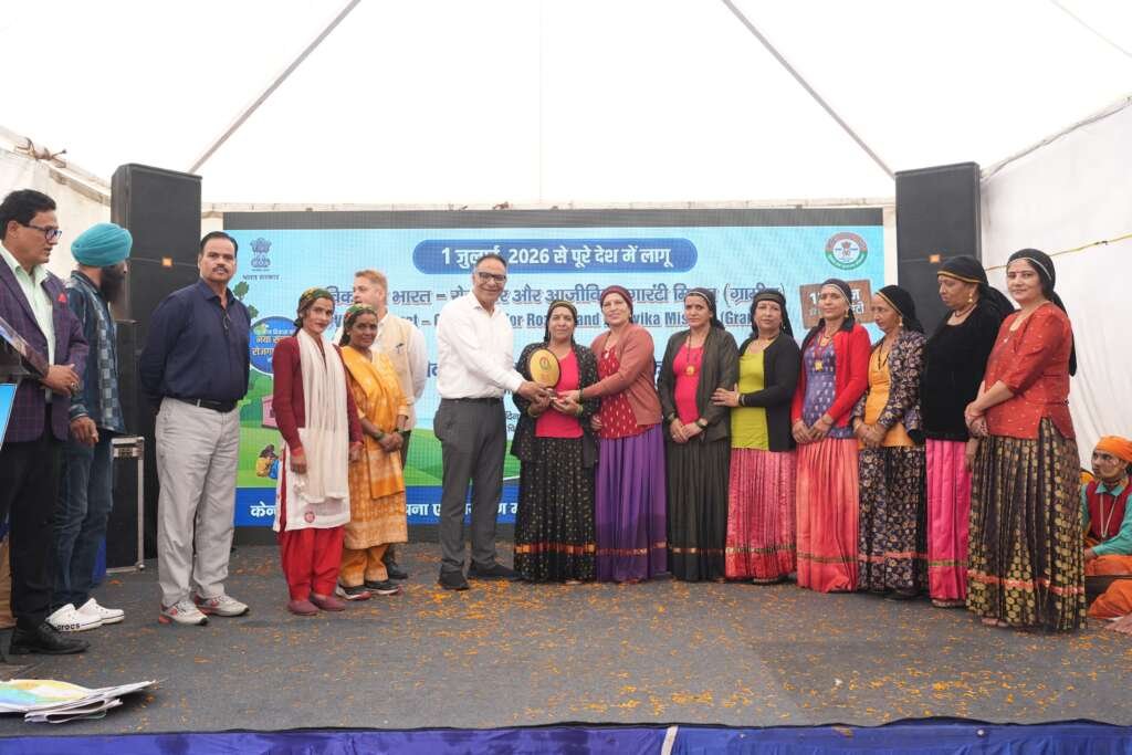 चकराता में केंद्रीय संचार ब्यूरो के तीन दिवसीय आउटरीच कार्यक्रम के समापन समारोह में प्रतिभागियों को संबोधित करते अतिथि एवं उपस्थित छात्र-छात्राएं।