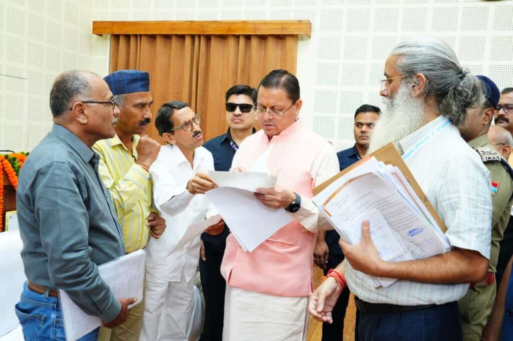 मुख्यमंत्री पुष्कर सिंह धामी मुख्य सेवक सदन में जन समस्याएं सुनते हुए।