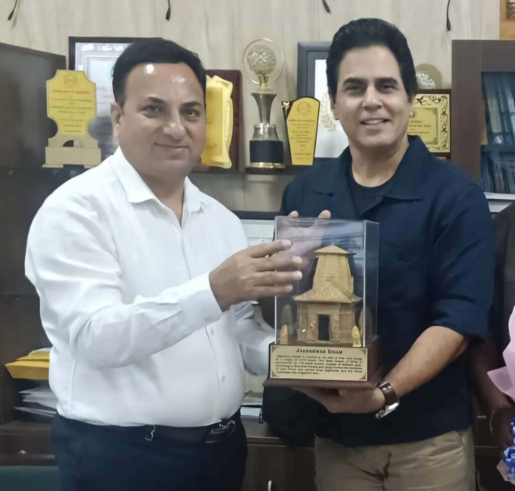 अभिनेता अमन वर्मा उत्तराखंड फिल्म विकास परिषद के नोडल अधिकारी के.एस. चौहान से मुलाकात करते हुए