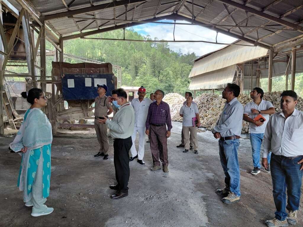 बागेश्वर में झिरौली मैग्नेसाइट खदान और फैक्ट्री का निरीक्षण करतीं जिलाधिकारी अपूर्वा पाण्डे