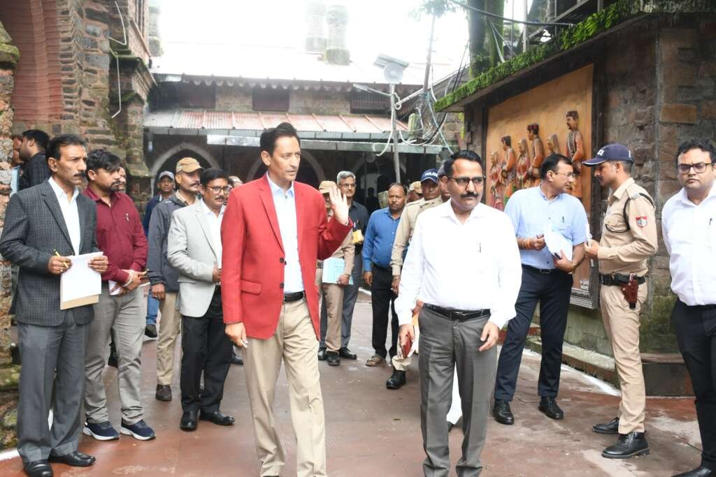नैनीताल कलक्ट्रेट के वार्षिक निरीक्षण के दौरान अवलोकन करते कुमाऊं आयुक्त दीपक रावत।