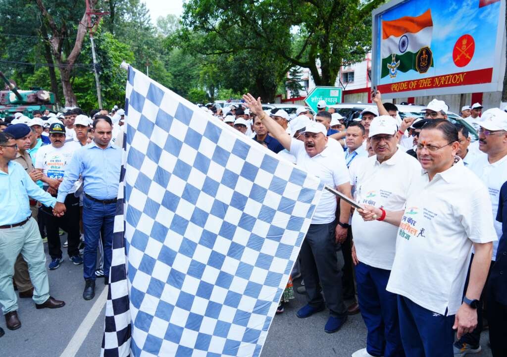 मुख्यमंत्री पुष्कर सिंह धामी देहरादून में कारगिल विजय दिवस पर ‘रन फॉर कारगिल हीरोज’ मैराथन को हरी झंडी दिखाते हुए।