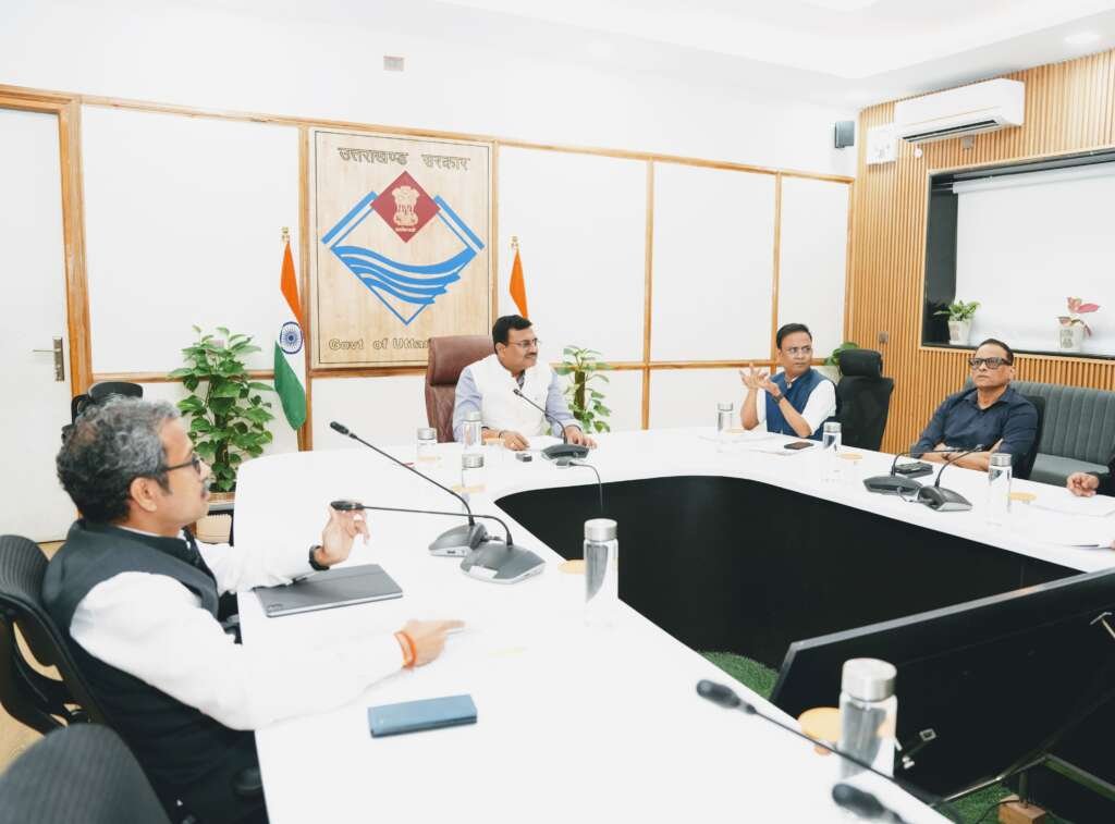 मुख्य सचिव आनन्द बर्द्धन व्यय वित्त समिति की बैठक की अध्यक्षता करते हुए।