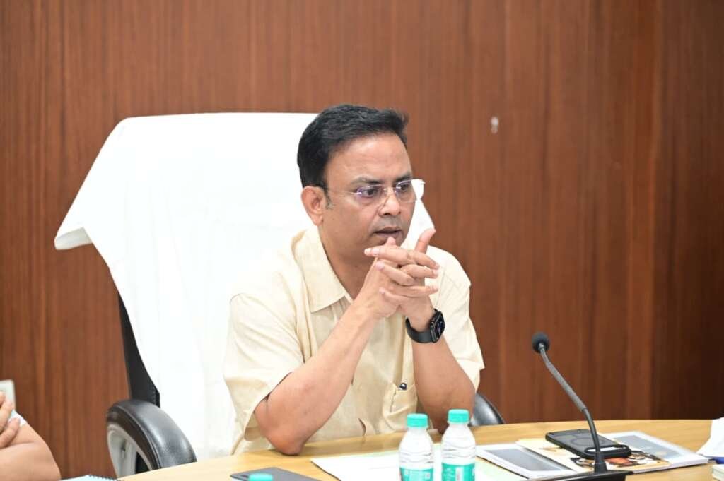 उत्तराखंड में प्रमुख सचिव आर.के. सुधांशु राज्य कर विभाग की समीक्षा बैठक करते हुए।