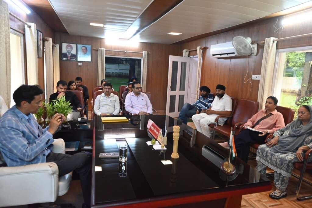 हल्द्वानी कैंप कार्यालय में जनसुनवाई के दौरान शिकायतें सुनते आयुक्त एवं सचिव मुख्यमंत्री दीपक रावत।