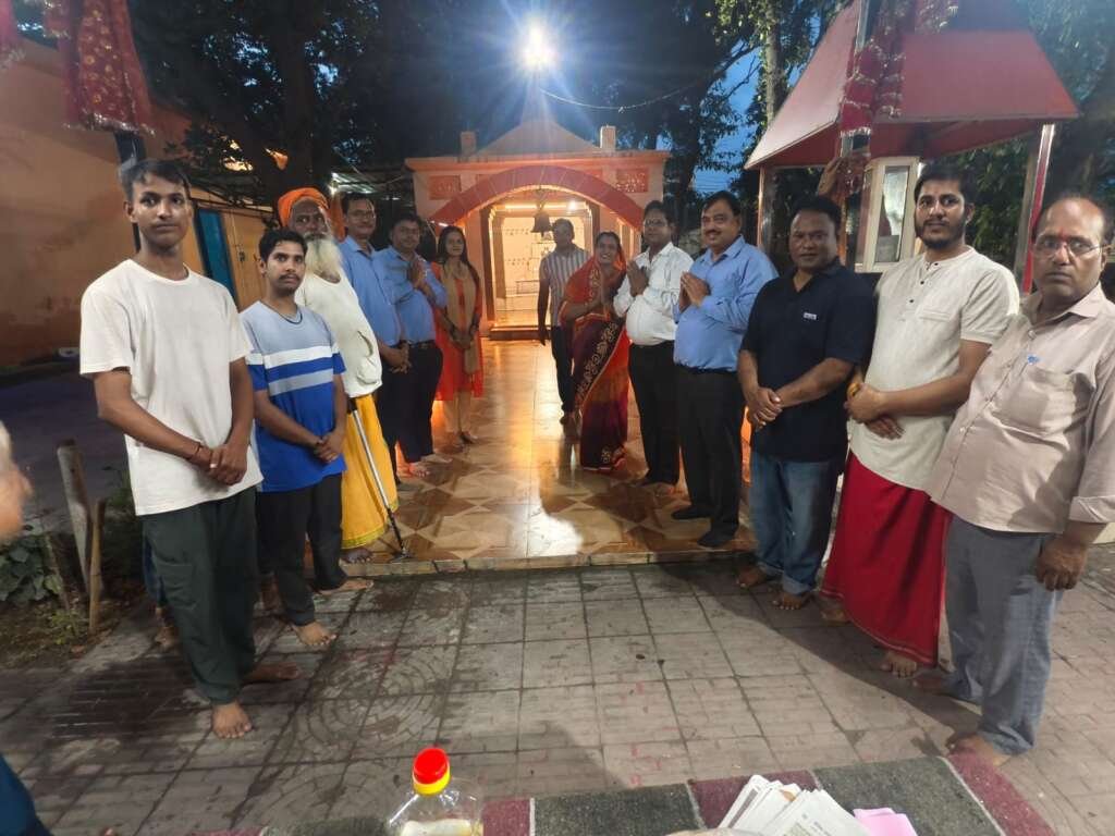 लालकुआँ स्थित माँ अवंतिका शक्तिपीठ में देवशयनी एकादशी पर विशेष पूजा-अर्चना और दीपदान करते श्रद्धालु।