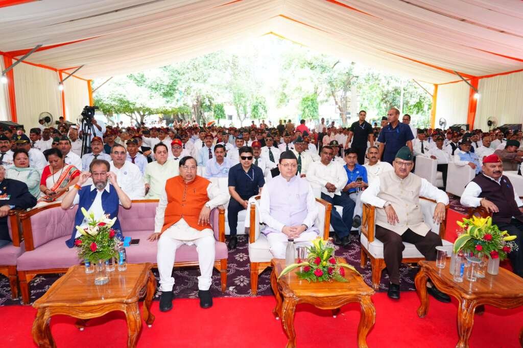 मुख्यमंत्री पुष्कर सिंह धामी देहरादून के गांधी पार्क में पूर्व सैनिकों के साथ 'मन की बात' कार्यक्रम सुनते हुए।