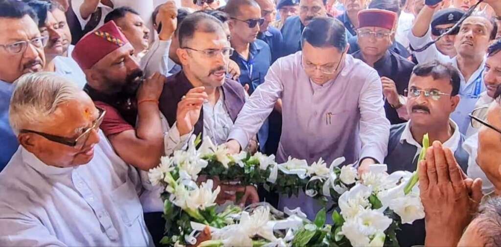 मुख्यमंत्री पुष्कर सिंह धामी पूर्व कैबिनेट मंत्री स्व. हीरा सिंह बिष्ट को श्रद्धांजलि अर्पित करते हुए।