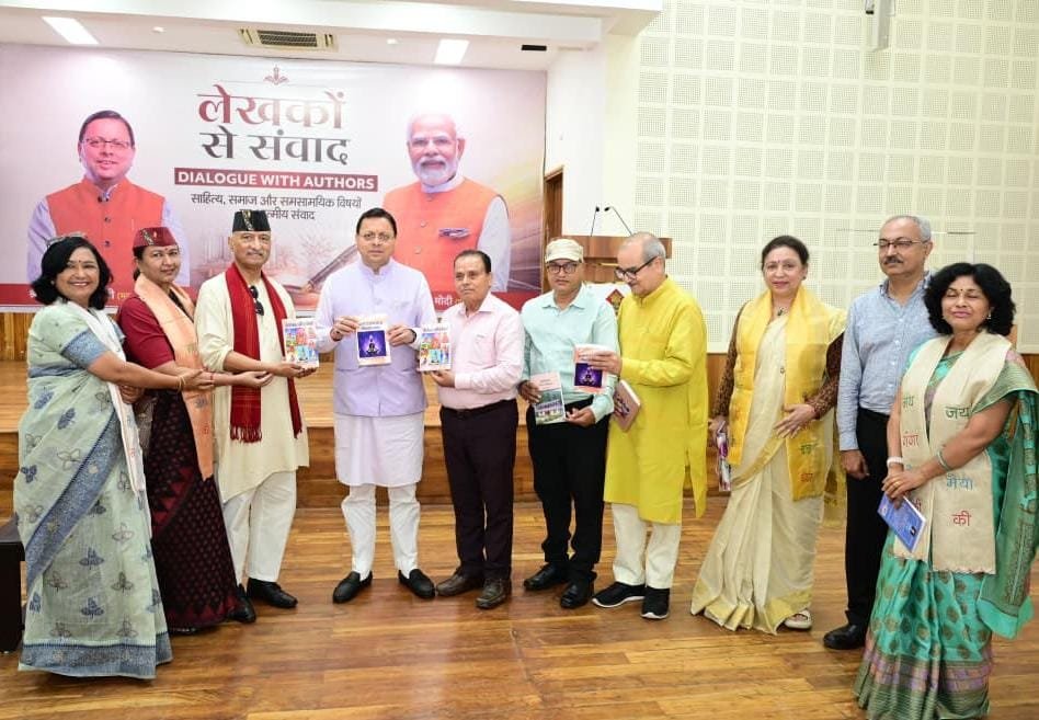 मुख्यमंत्री पुष्कर सिंह धामी देहरादून के मुख्य सेवक सदन में लेखकों एवं साहित्यकारों से संवाद करते हुए।