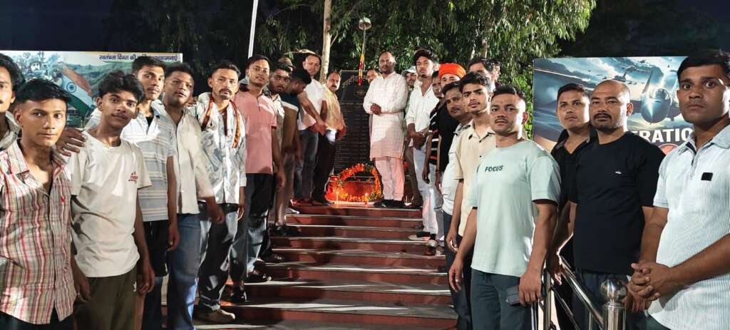 कारगिल विजय दिवस पर लालकुआं के बिंदुखत्ता शहीद स्मारक में कैंडल जलाकर अमर वीर शहीदों को श्रद्धांजलि अर्पित करते भाजपा युवा मोर्चा के प्रदेश महामंत्री दीपेंद्र सिंह कोश्यारी।