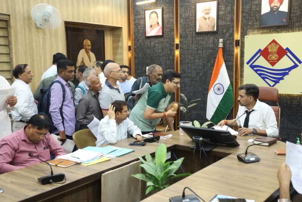 देहरादून कलेक्ट्रेट में समाधान दिवस के दौरान जन शिकायतें सुनते जिलाधिकारी डॉ. आशीष चौहान।