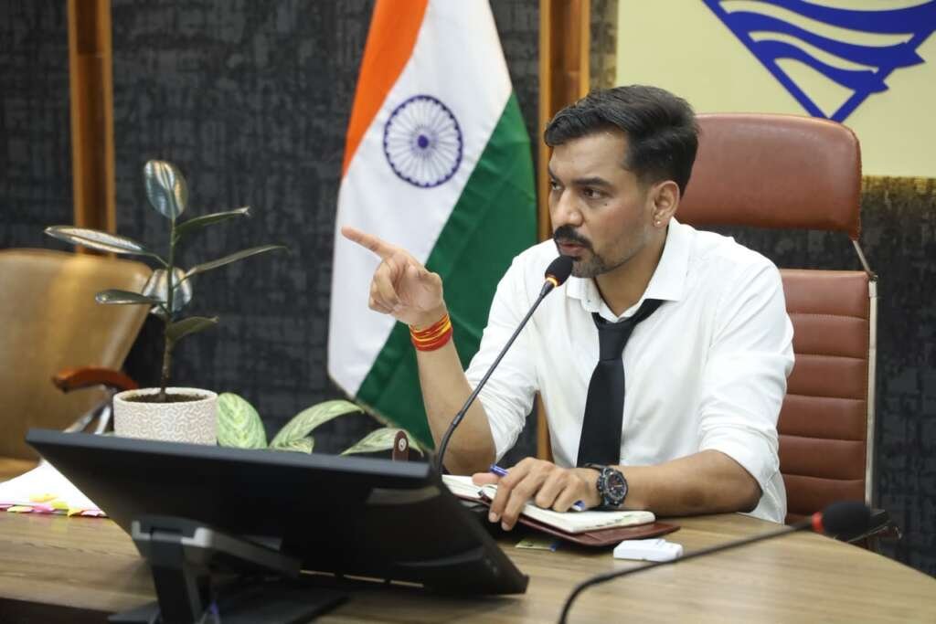 देहरादून कलेक्ट्रेट में समीक्षा बैठक की अध्यक्षता करते जिलाधिकारी डॉ. आशीष चौहान।