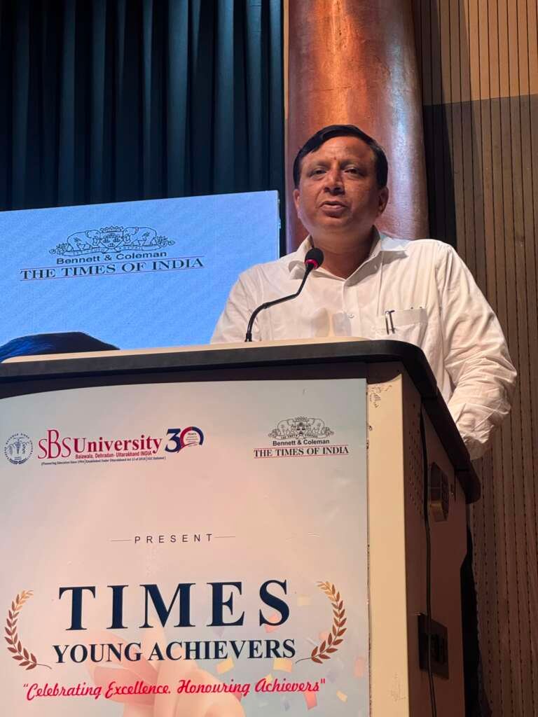 टाइम्स अचीवर्स 2026 समारोह में विद्यार्थियों को संबोधित करते डीजी सूचना बंशीधर तिवारी