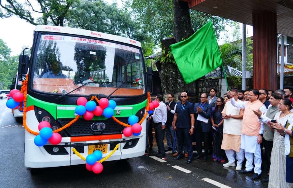 देहरादून में मुख्यमंत्री पुष्कर सिंह धामी उत्तराखंड स्वच्छ गतिशीलता परिवर्तन नीति-2024 के तहत 11 स्वच्छ ईंधन आधारित वाहनों को हरी झंडी दिखाते हुए।