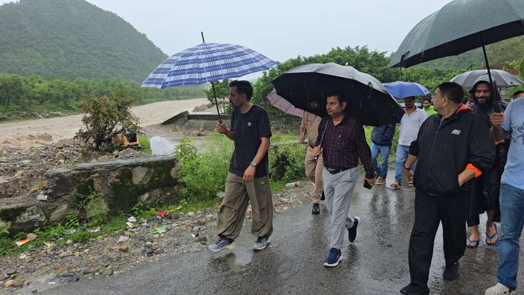 देहरादून में भारी बारिश के बीच जिलाधिकारी डॉ. आशीष चौहान संवेदनशील क्षेत्रों का स्थलीय निरीक्षण करते हुए।