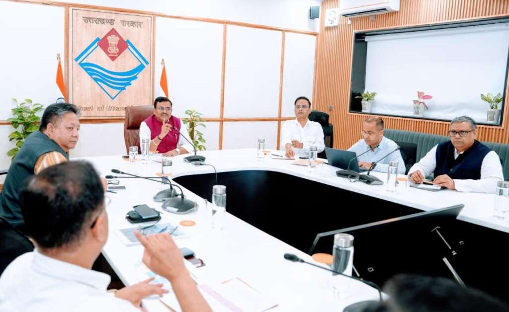 देहरादून सचिवालय में सचिव समिति की बैठक की अध्यक्षता करते मुख्य सचिव आनंद बर्द्धन।