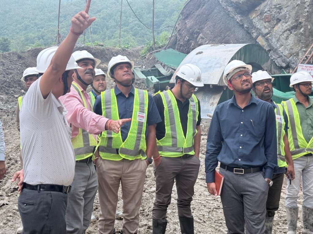 मुख्य विकास अधिकारी अरविन्द कुमार पांडे जमरानी बहुउद्देशीय बांध परियोजना का निरीक्षण करते हुए