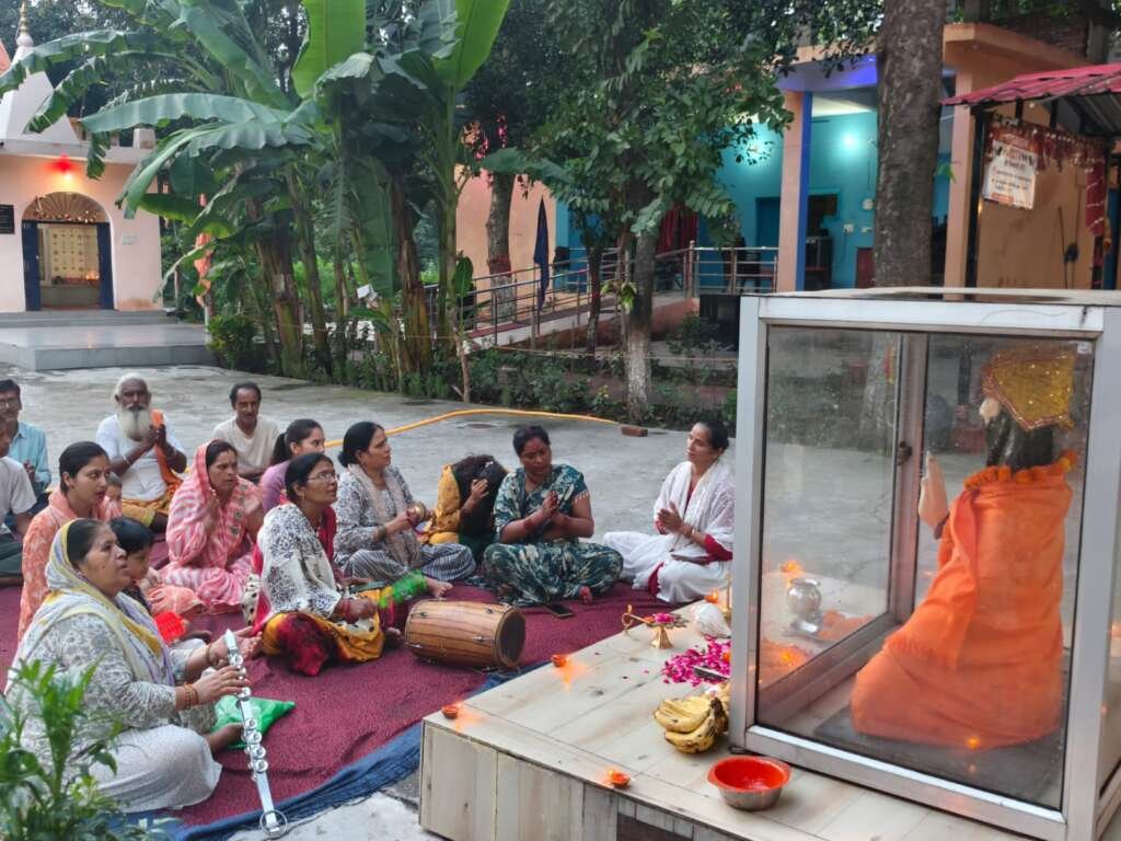 लालकुआं मां अवंतिका शक्तिपीठ मंदिर में गुरु पूर्णिमा पर आयोजित हनुमान चालीसा पाठ और भजन-कीर्तन कार्यक्रम में शामिल श्रद्धालु