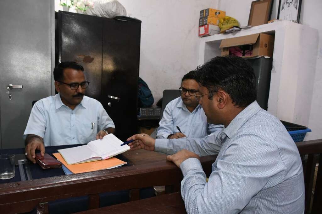 हल्द्वानी तहसील परिसर के औचक निरीक्षण के दौरान अधिकारियों को निर्देश देते जिलाधिकारी ललित मोहन रयाल।