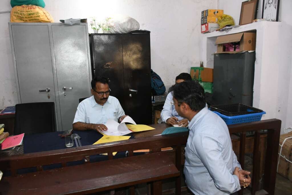 जिलाधिकारी ललित मोहन रयाल तहसील हल्द्वानी का निरीक्षण करते हुए।