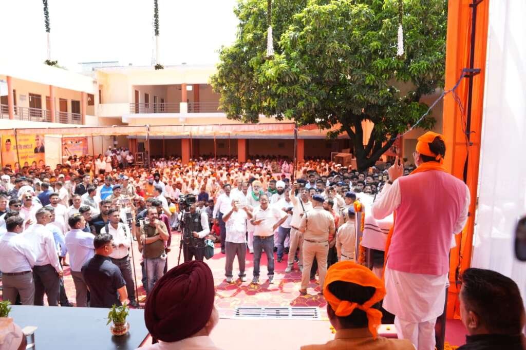 गदरपुर में शहीद ऊधम सिंह के शहादत दिवस कार्यक्रम में श्रद्धांजलि अर्पित करने के बाद सभा को संबोधित करते मुख्यमंत्री पुष्कर सिंह धामी।