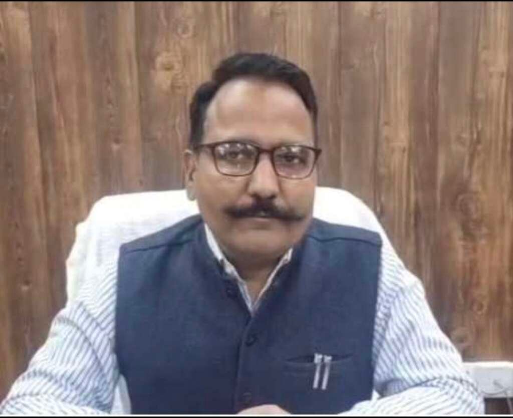 मानसून और आपदा प्रबंधन को लेकर अधिकारियों को निर्देश देते जिलाधिकारी ललित मोहन रयाल।